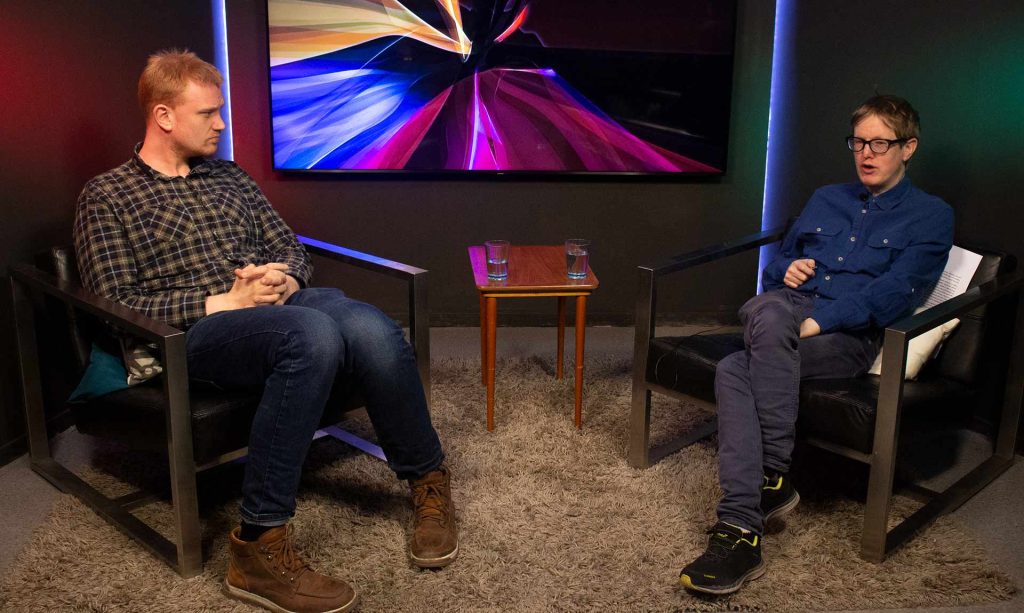 Vertikalt bilde av Carl-Edvard og Anders i studio