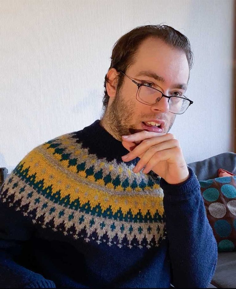 Johannes Loftsgård i en stol med hånden til ansiktet