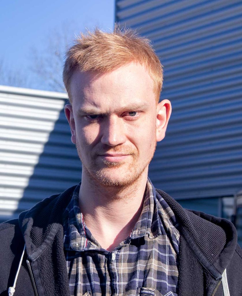 Carl-Edvard Engebretsen profilbilde, stående ute i solen