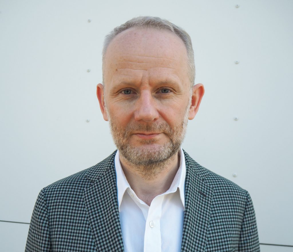 Roger Aarli-Grøndalen er redaktør i Journalisten, et profilbilde hvor han ser rett i kameraet