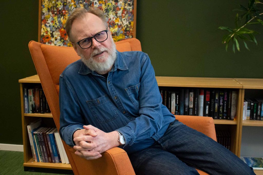 Ivar Kvistum, redaktør i Handikapnytt, i en stol